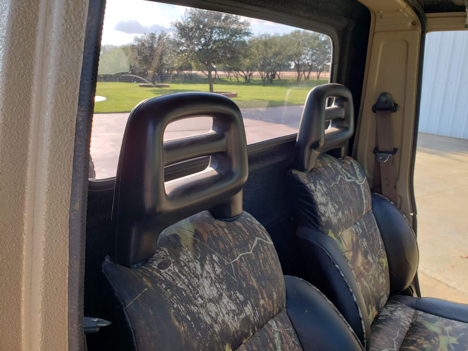 Hardtop Suzuki Samurai pick up glass